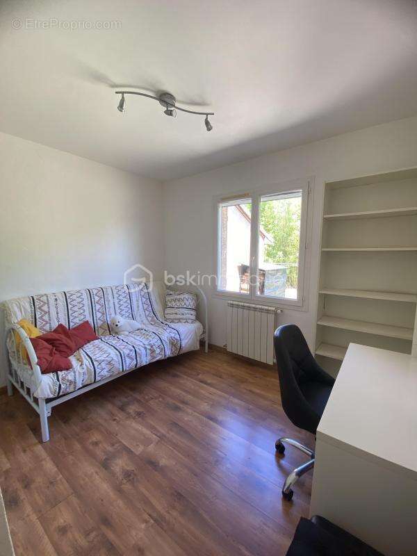 Maison familiale de plain-pied avec piscine sur près de 2000m2 de terrain - photo 15