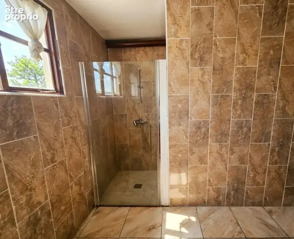EXCLUSIVITE ! Propriété d'exception de 170 m² + véranda de 21 m2 sur 3 hectares avec piscine, box à chevaux & dépendances – Pert - photo 20