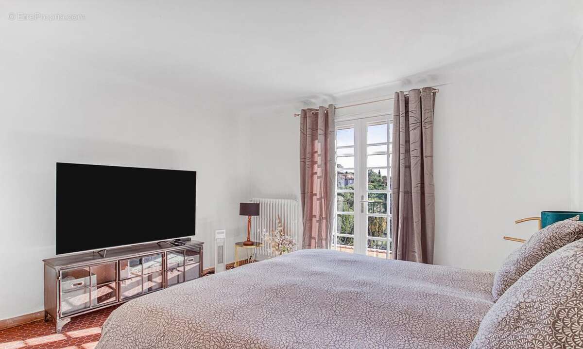 Maison 220 m² à Roquebrune-Sur-Argens  - photo 4