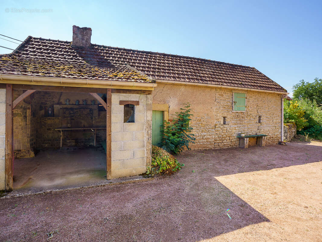 Maison 4pcs 2 chambres avec dépendances - VENDENESSE-LES-CHAROLLES - photo 2