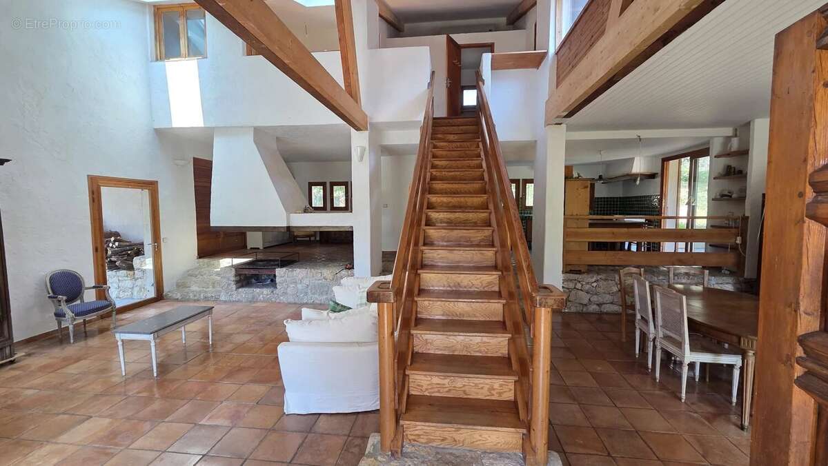 Villa avec piscine vue collines - Terrain 3000m² - photo 2
