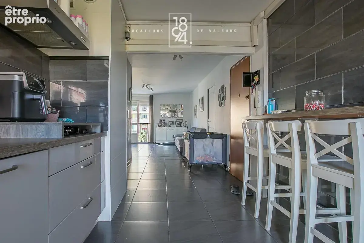 Traversant de type 4 en etage avec parking ,balcon et cave - photo 2