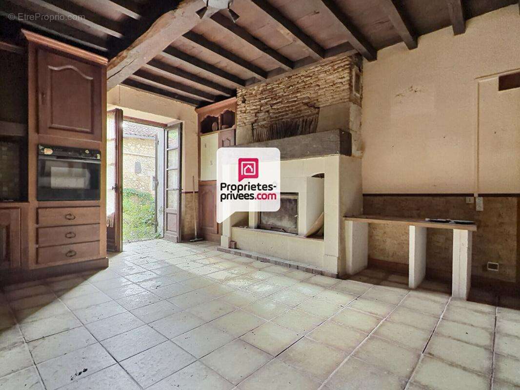 Maison T2/3 d'env. 98m² à réhabiliter en plein coeur du bourg de SAINT-AQUILIN (24110) - photo 2