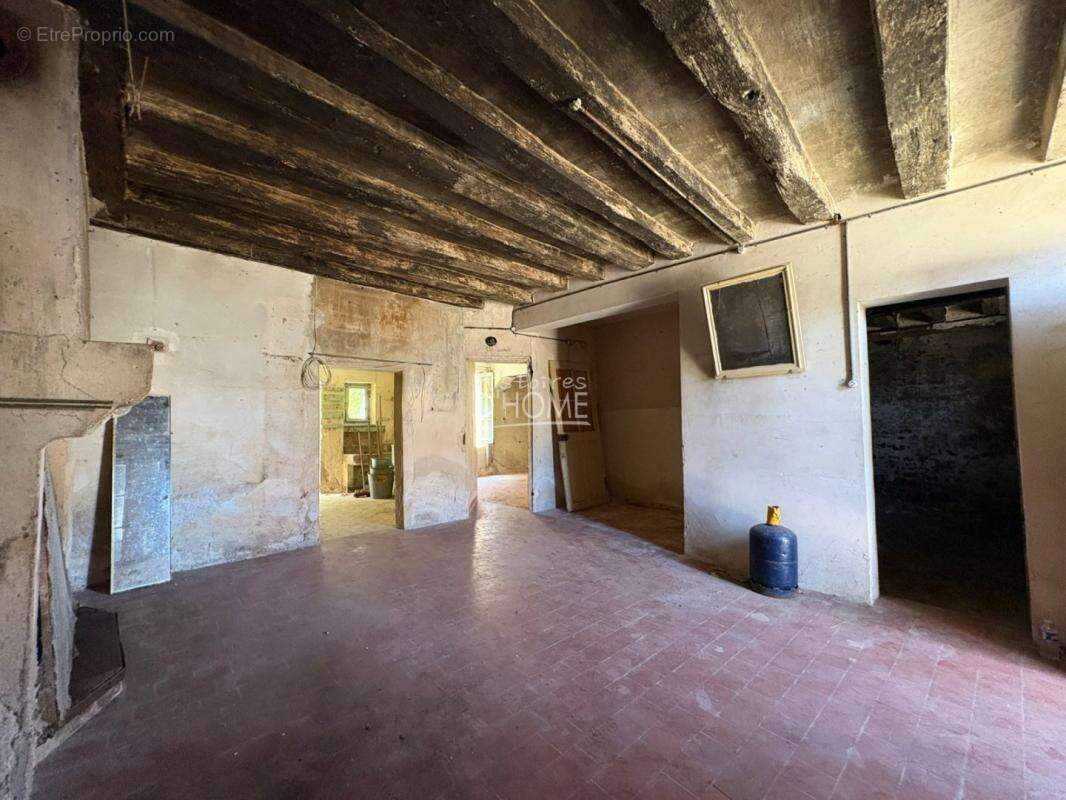 Maison à rénover avec grange et terrain clos de 697 m² - photo 5