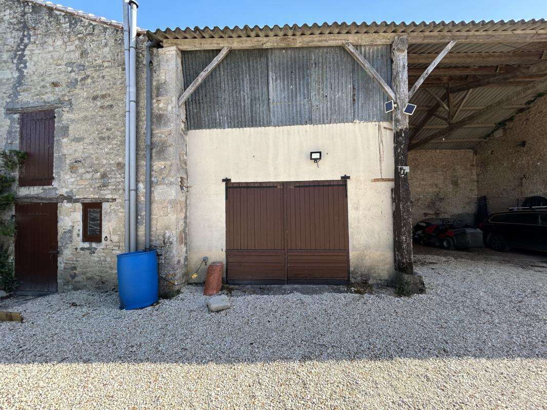 Pavillon de plain-pied avec grange en pierre et hangar à Cha - photo 11
