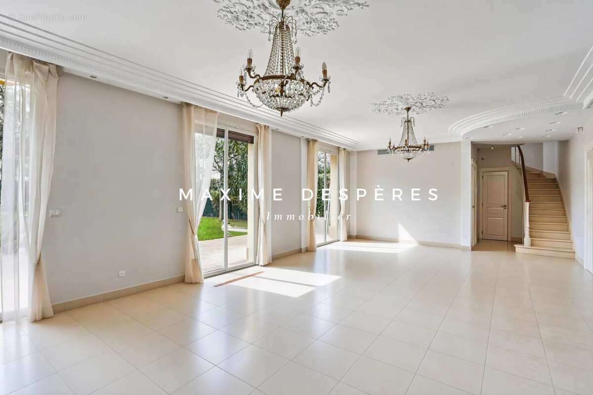 Appartement à NEUILLY-SUR-SEINE