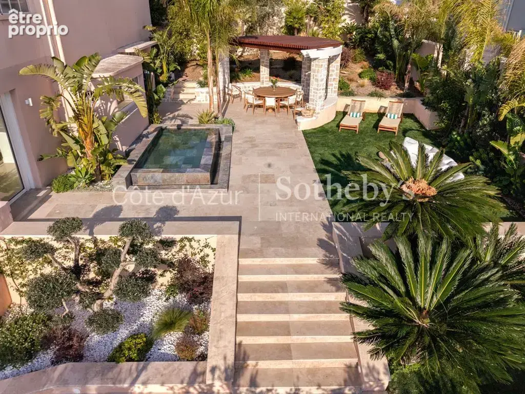 Cannes Croisette, une propriété avec jardin et piscine en première ligne face à la mer - photo 2