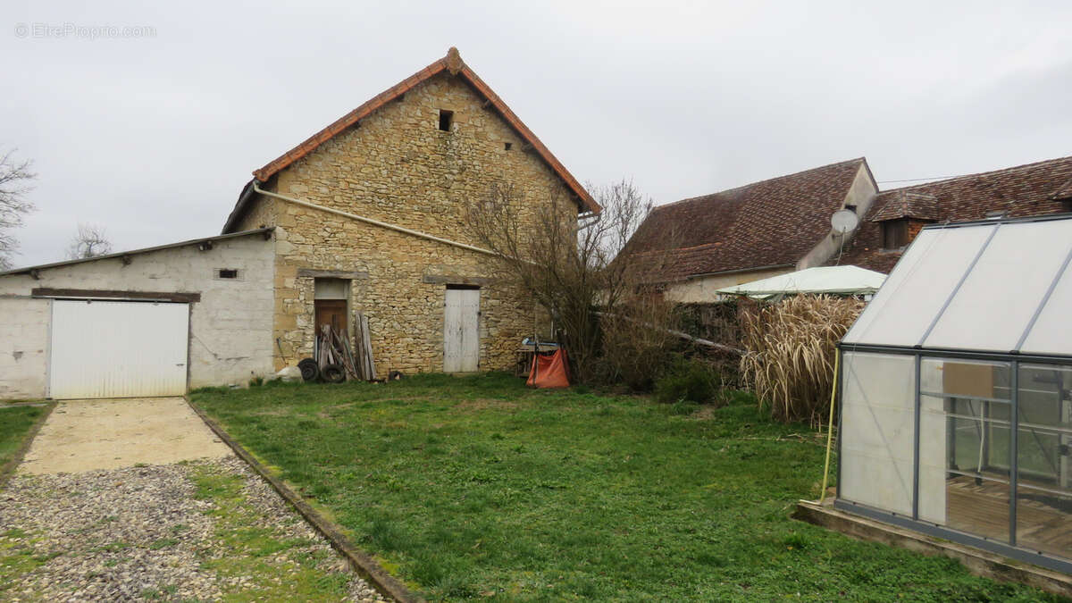 Maison de village (construction années 1990) avec grange et atelier / Terrain (env 2667m2) - photo 3