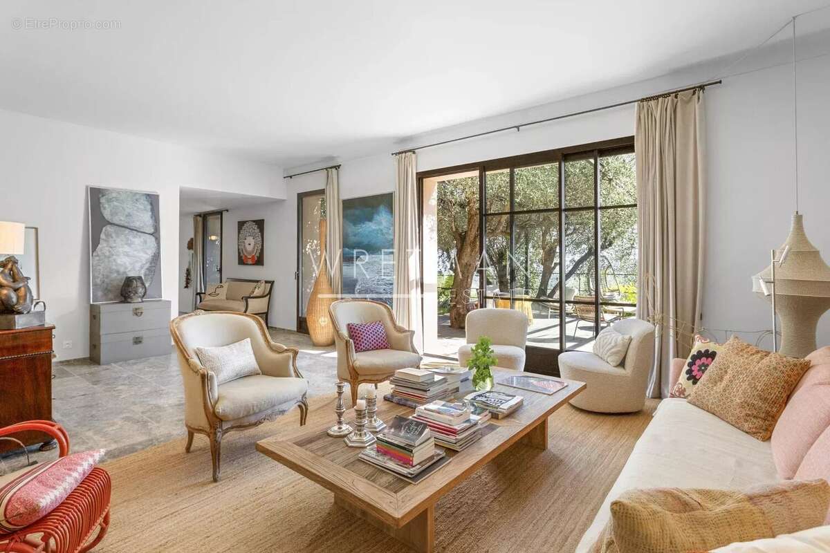 Maison à CHATEAUNEUF-GRASSE