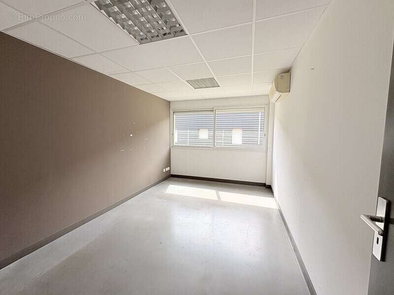 Commerce 940 m² à Plaisance-Du-Touch  - photo 3