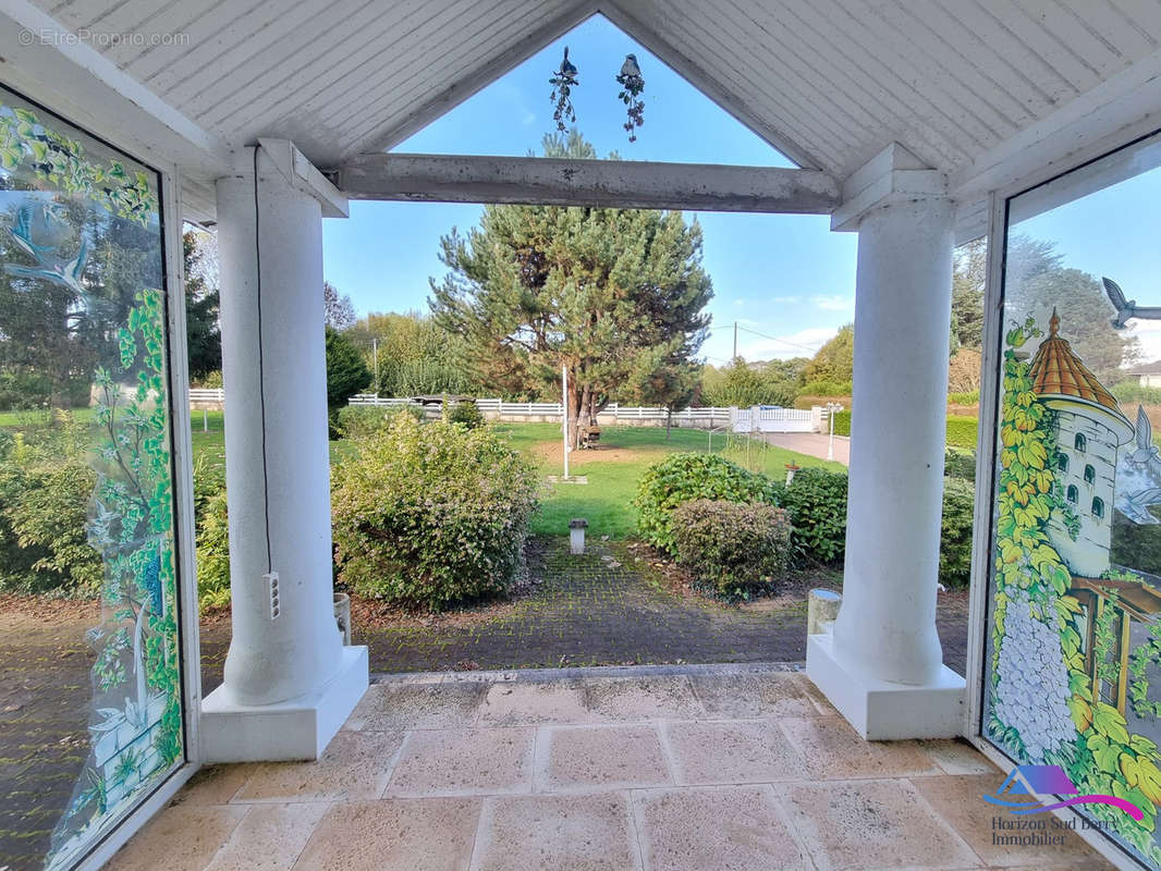 Porche et jardin - Maison à AIGURANDE