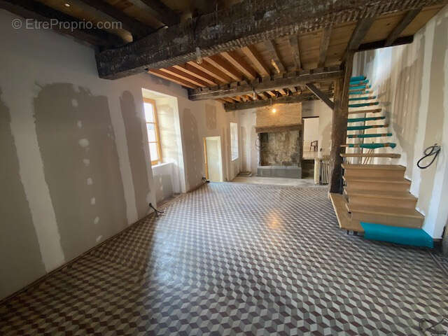 Maison à MARINGUES
