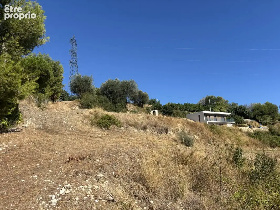Terrain plat 1 404 m2   division autorisée   potentiel constructible   vue mer possible - photo 4