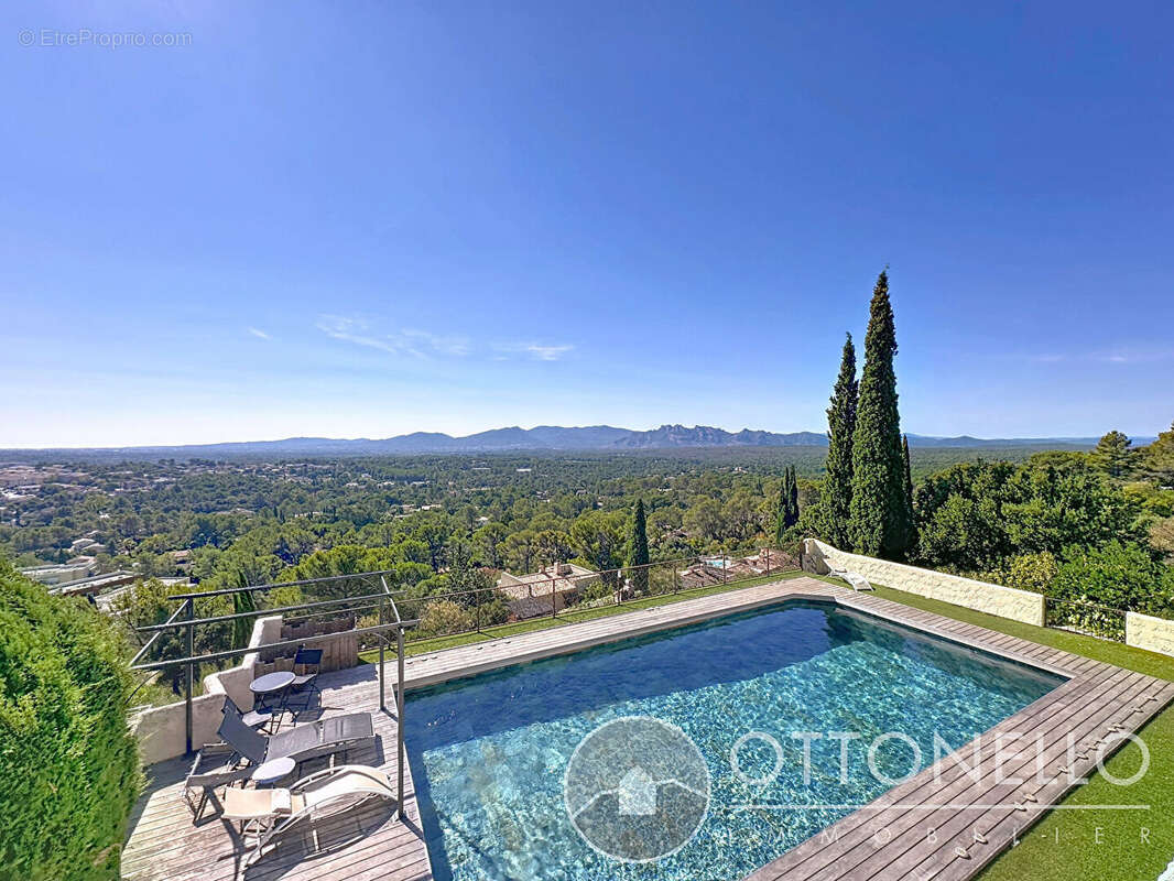 Maison à ROQUEBRUNE-SUR-ARGENS
