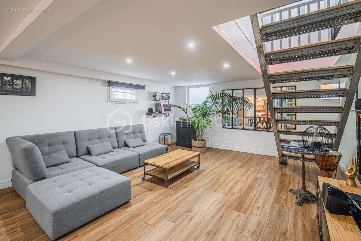 Spacieux et chaleureux 3 pièces rénové de 104 m2 en duplex - photo 3