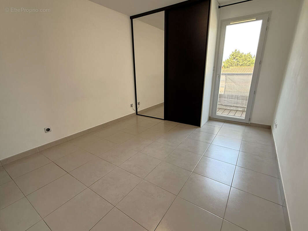 Appartement à LA ROQUETTE-SUR-SIAGNE