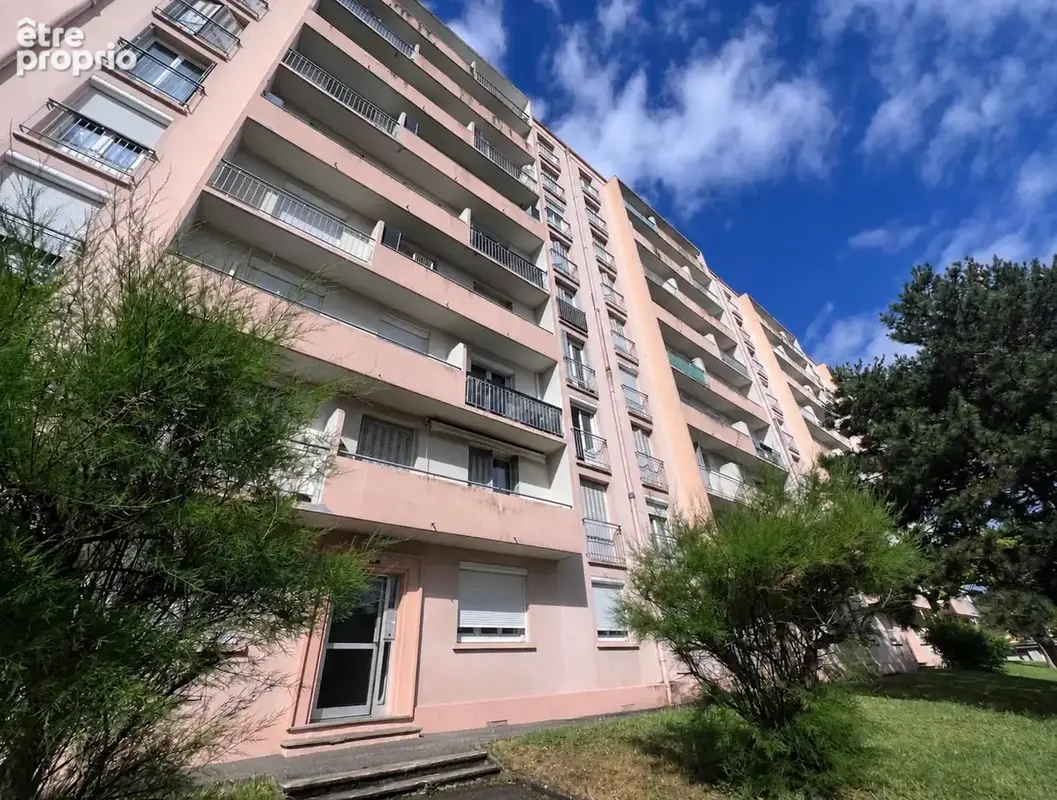   - Parking à DECINES-CHARPIEU
