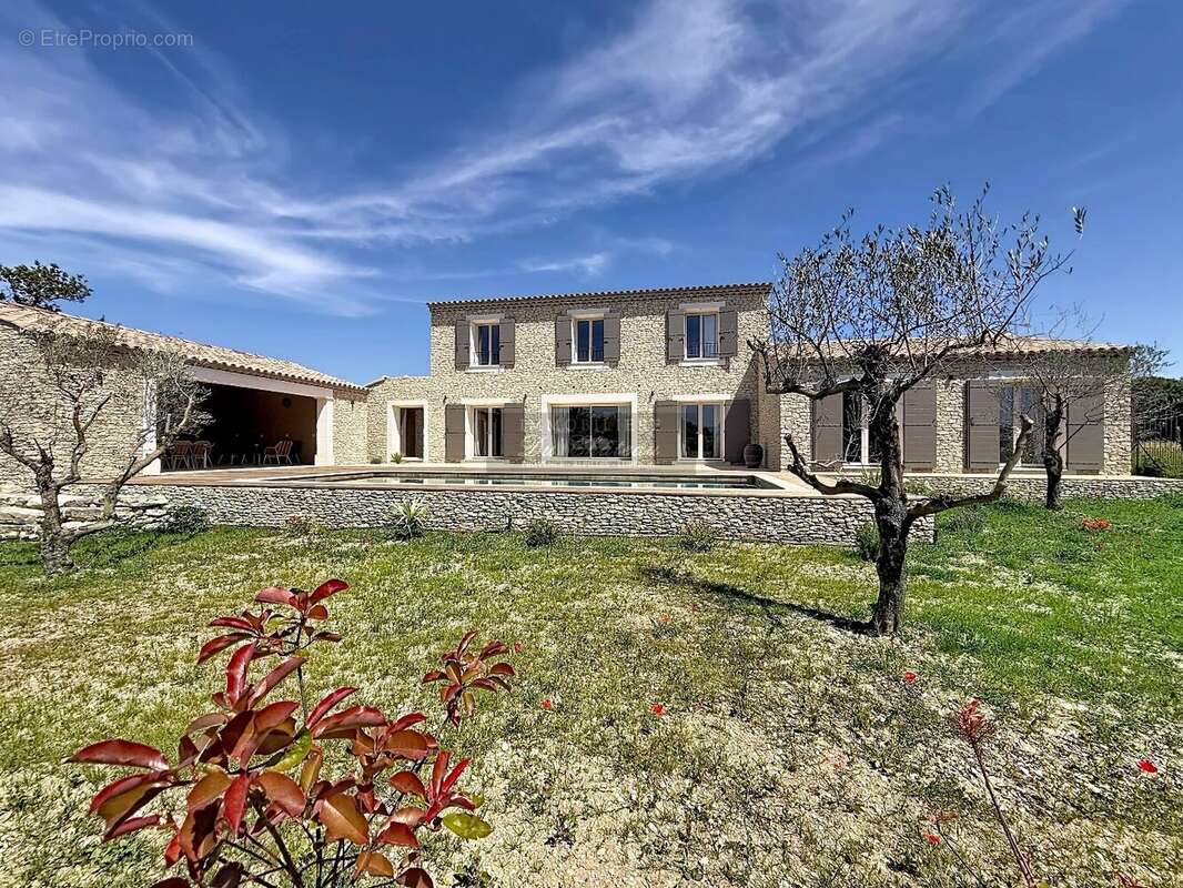 Élégante propriété en pierre neuve avec piscine et pool-house dans un environnement privilégié - photo 2