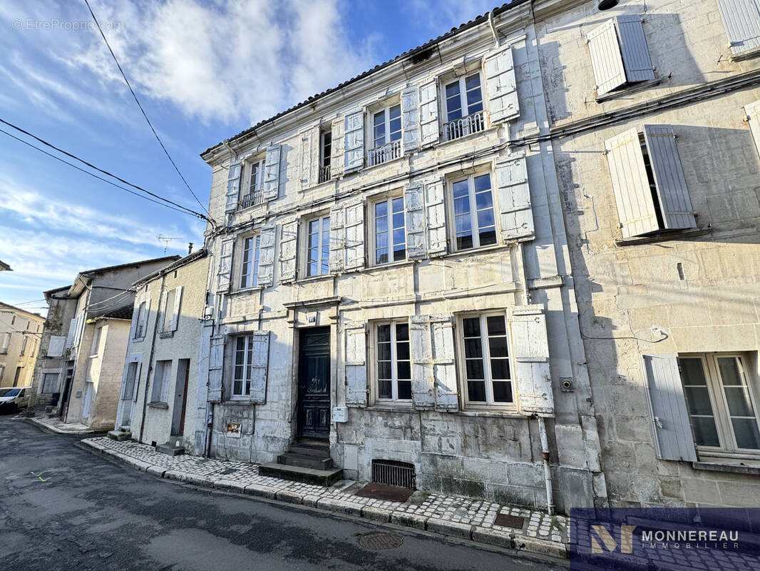 Maison à BARBEZIEUX-SAINT-HILAIRE