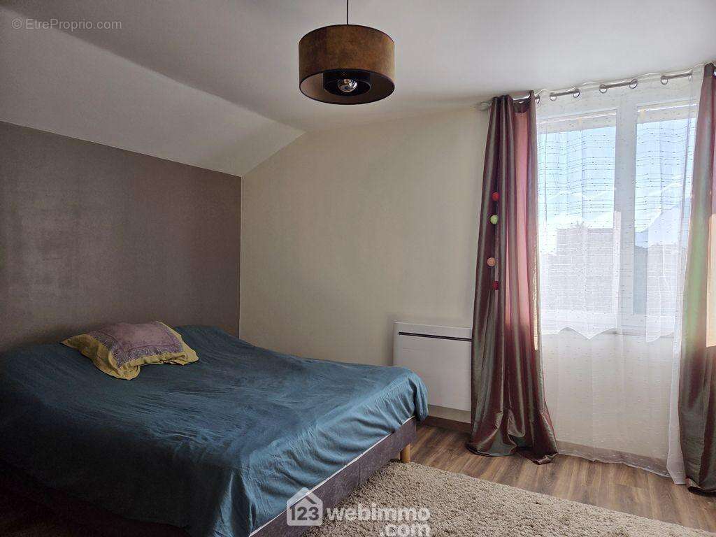 L'espace nuit, bien séparé, est composé de 2 grandes chambres, - Appartement à ALBERTVILLE