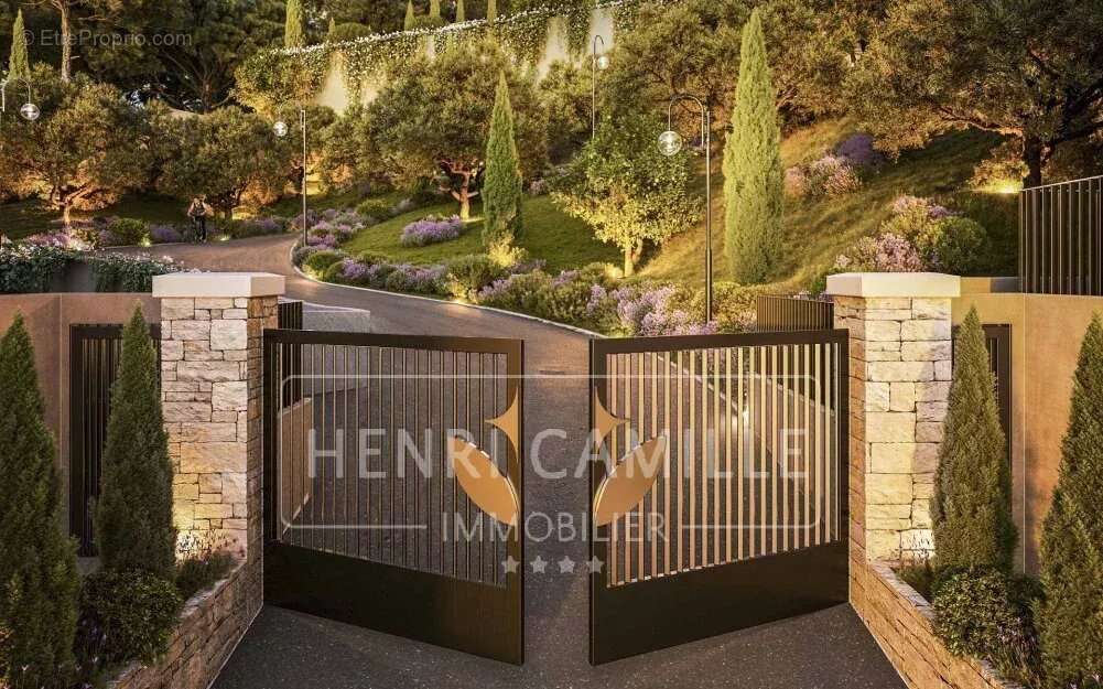 Maison à LA ROQUETTE-SUR-SIAGNE