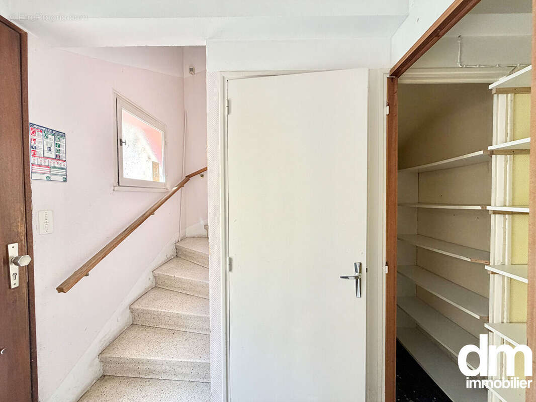 Immeuble Martigues - Maison de ville de 115 m²  avec local commercial de 35 m². - photo 2