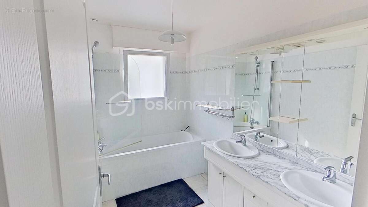 LARMOR PLAGE (56620) – Maison familiale de 152 m², 2 chambres + 2 suites parentales, une véranda, jacuzzi , deux garages - photo 16