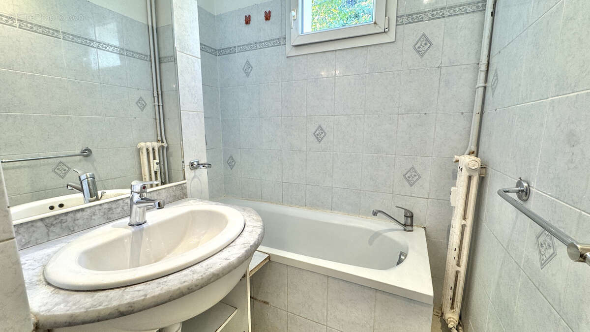 Appartement à LE REVEST-LES-EAUX