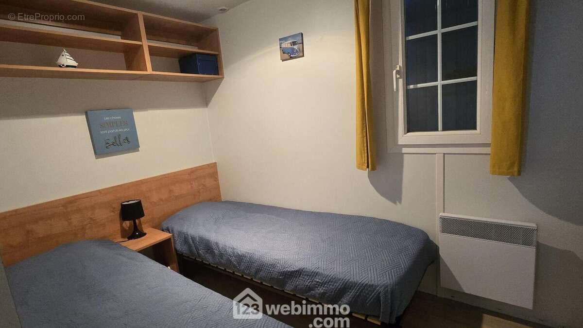 Segonde chambre avec placard - Maison à TALMONT-SAINT-HILAIRE