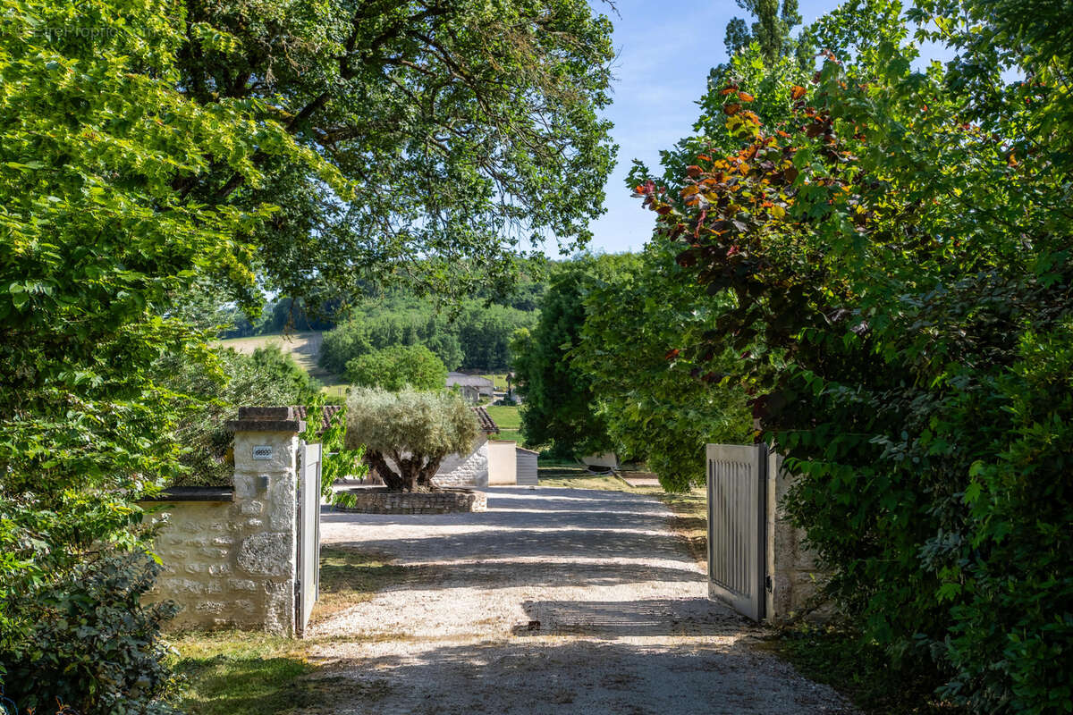 Maison à CASTELNAU-MONTRATIER