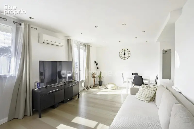 Marseille 10ᵉ – T3 entièrement rénové avec balcon, climatisation, stationnement libre et vue dégagée sur parc - photo 2