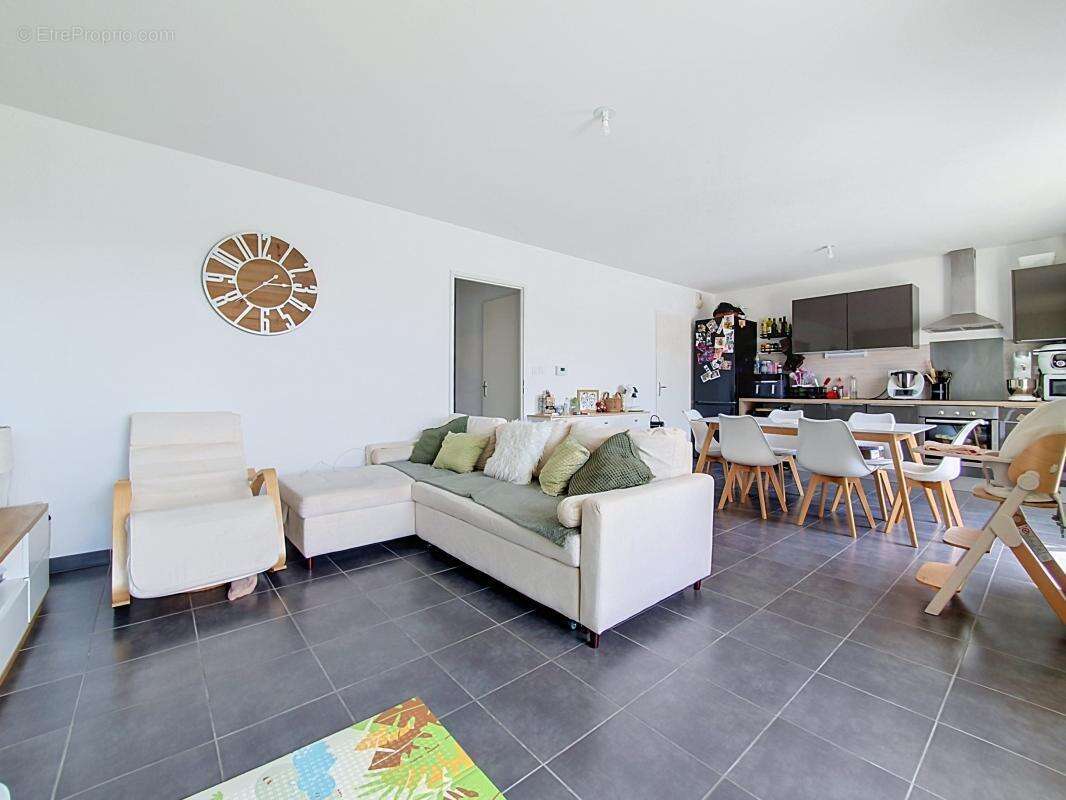 Appartement à CHUZELLES