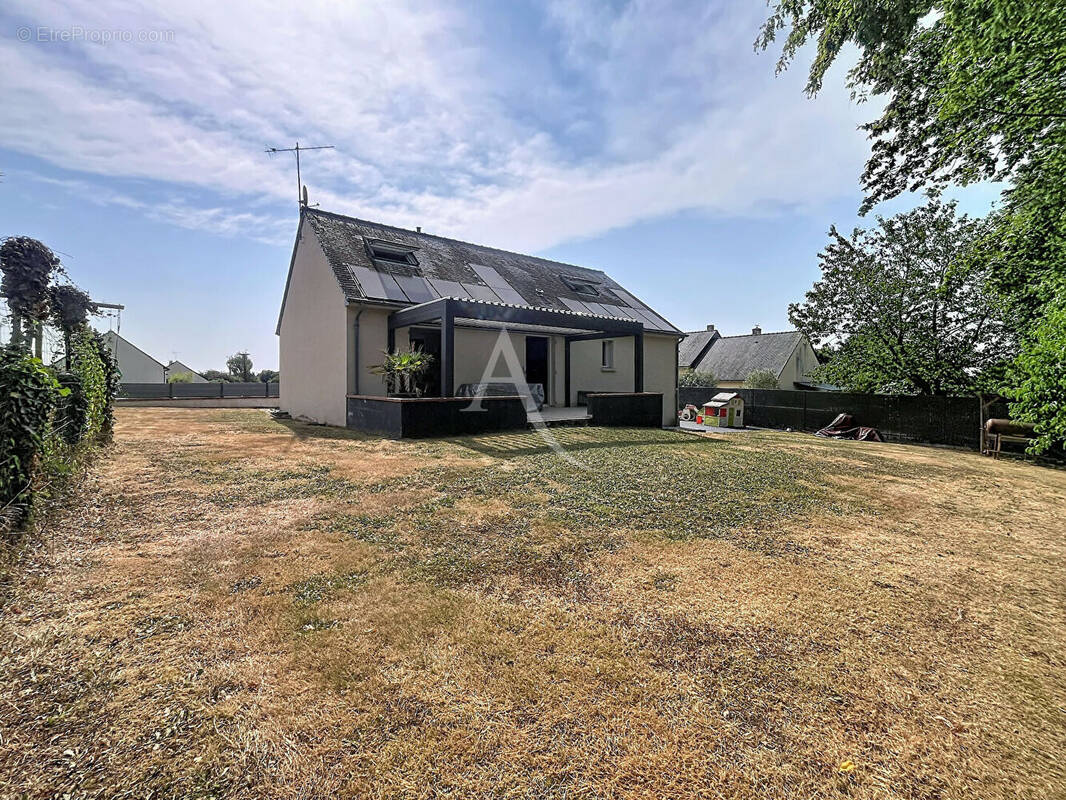 Maison à COMBREE