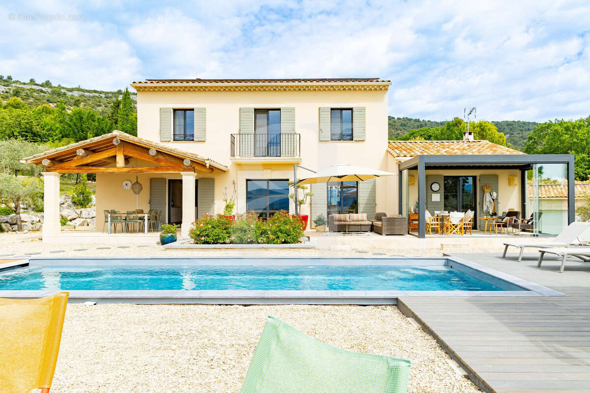 Maison à MENERBES