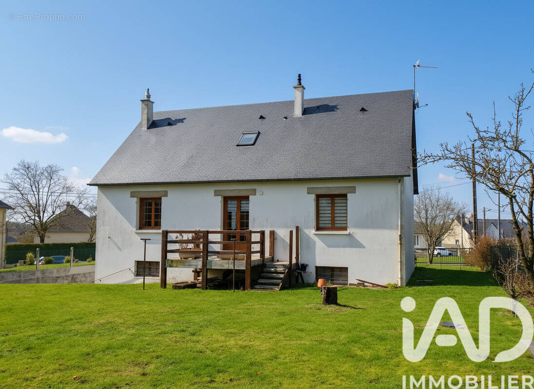 Photo 1 - Maison à AMBRIERES-LES-VALLEES