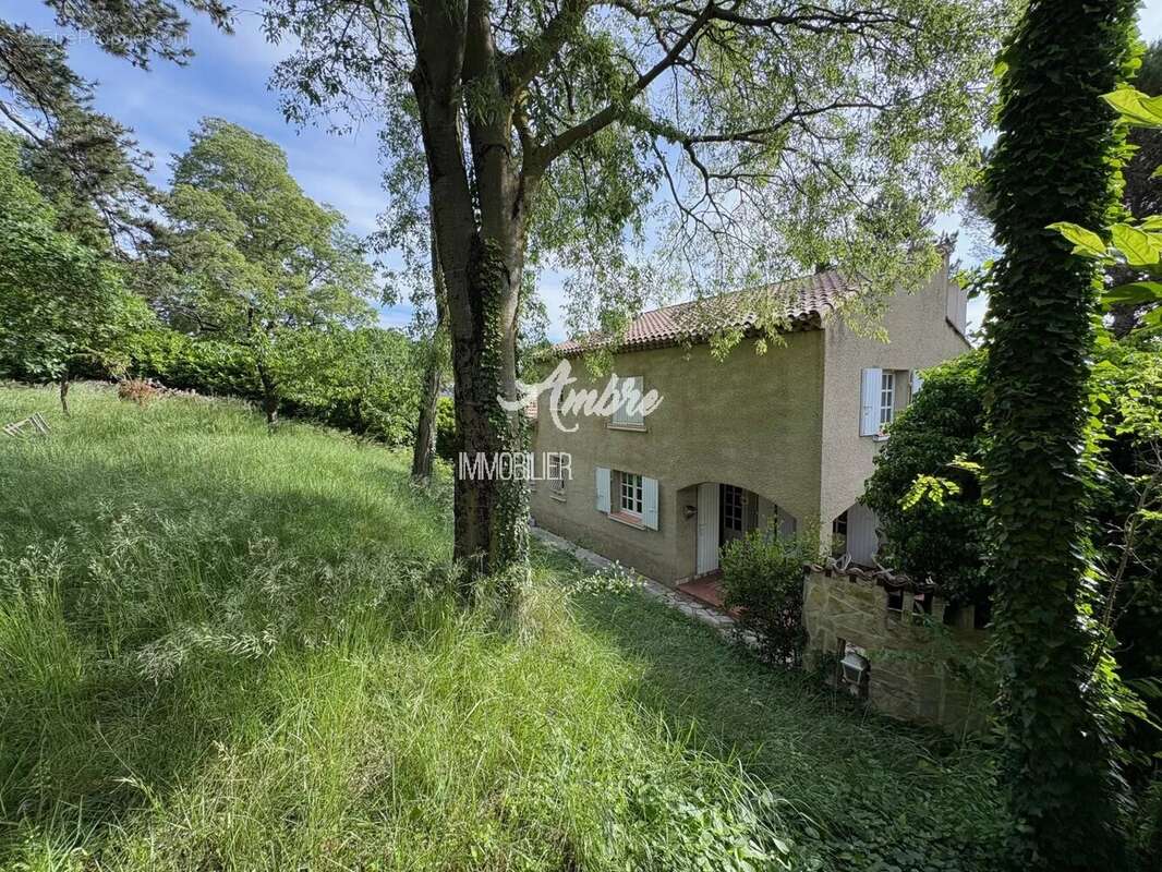 Maison à MONTELEGER