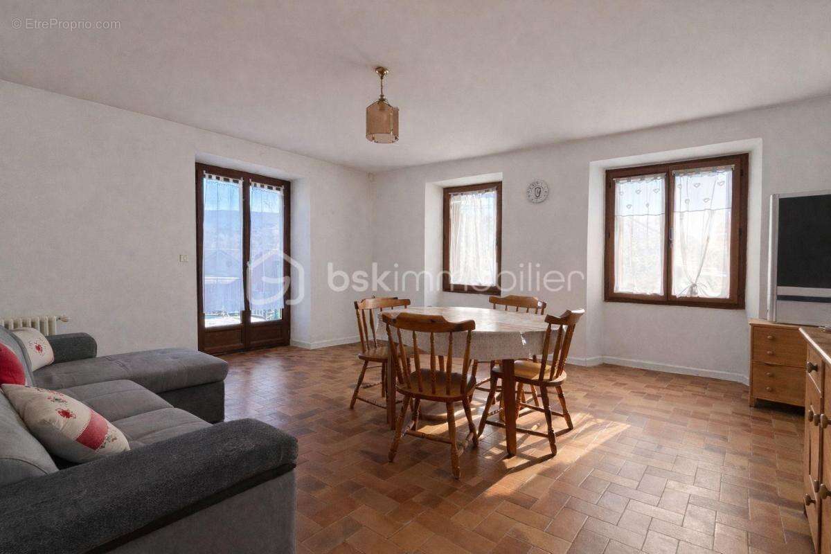À Vendre – Maison ancienne 117 m² avec sous-sol complet – Terrain 1 000 m² – Vue montagne – Sans vis-à-vis - photo 3