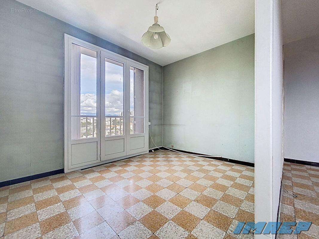 Appartement à MARSEILLE-4E