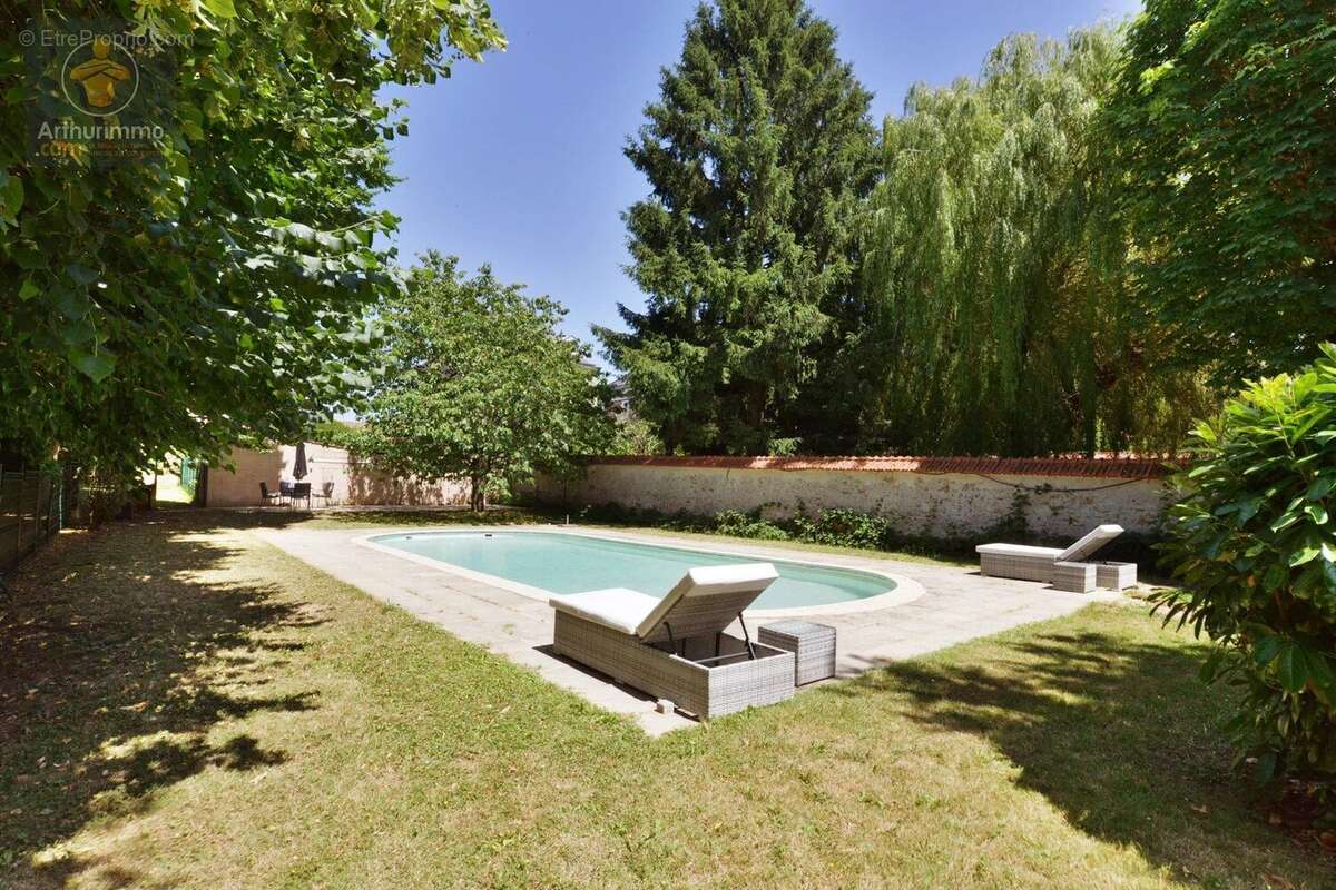 Maison à MANDRES-LES-ROSES