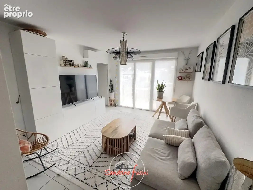 PLANS DE CARROS, dans résidence fermée avec piscine, superbe 2 pièces avec parking en sous-sol - photo 3