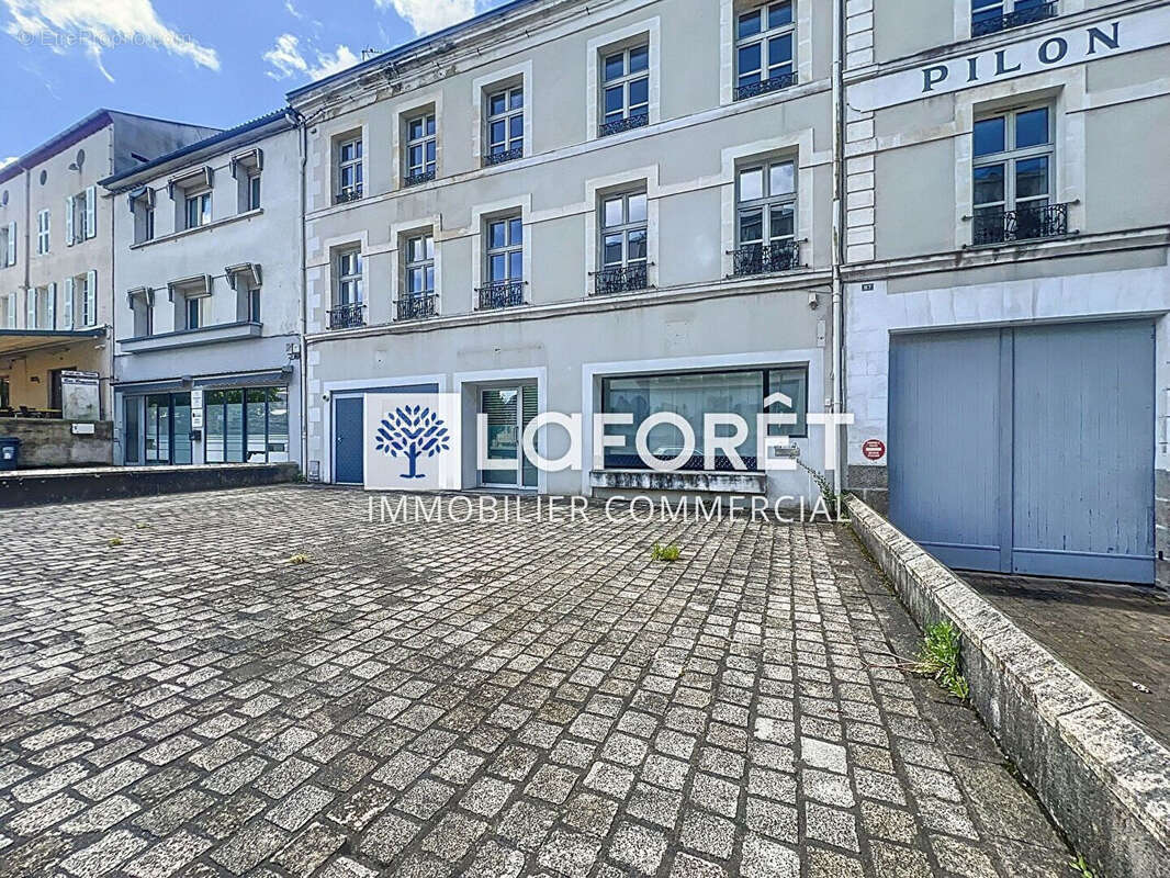 Immeuble 7 logements local commercial parking jardin Parthenay - photo 3