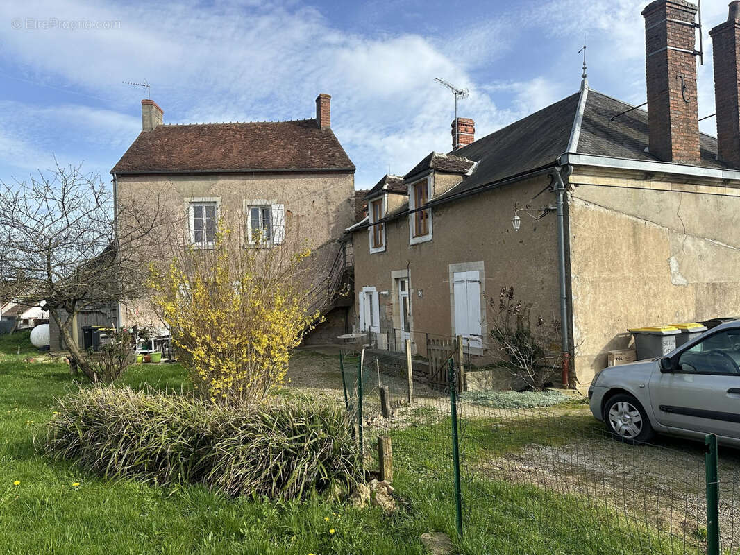 Appartement à AINAY-LE-CHATEAU