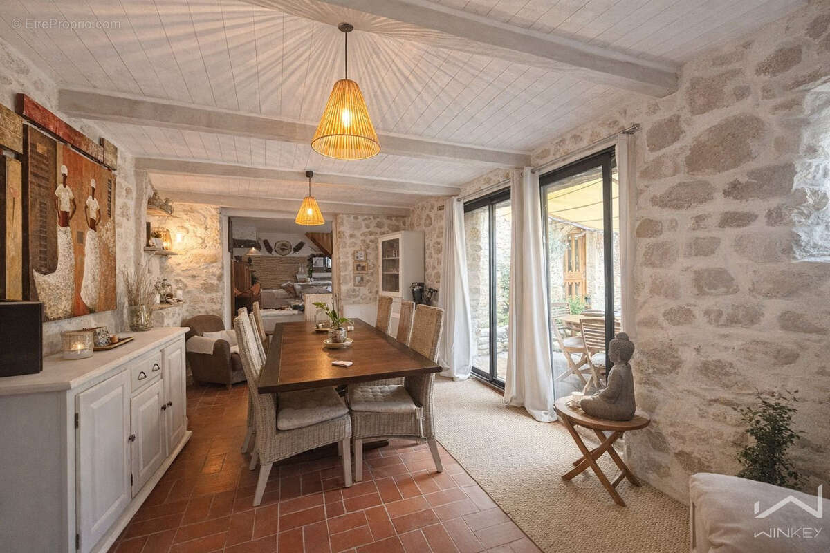 Maison à SAINT-MONTAN