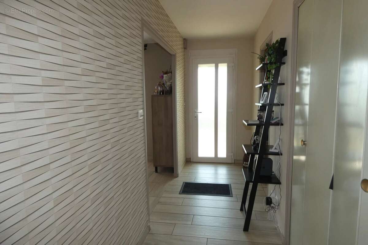 Dans un charmant bourg proche de montcenis - pavillon sur sous-sol - photo 3