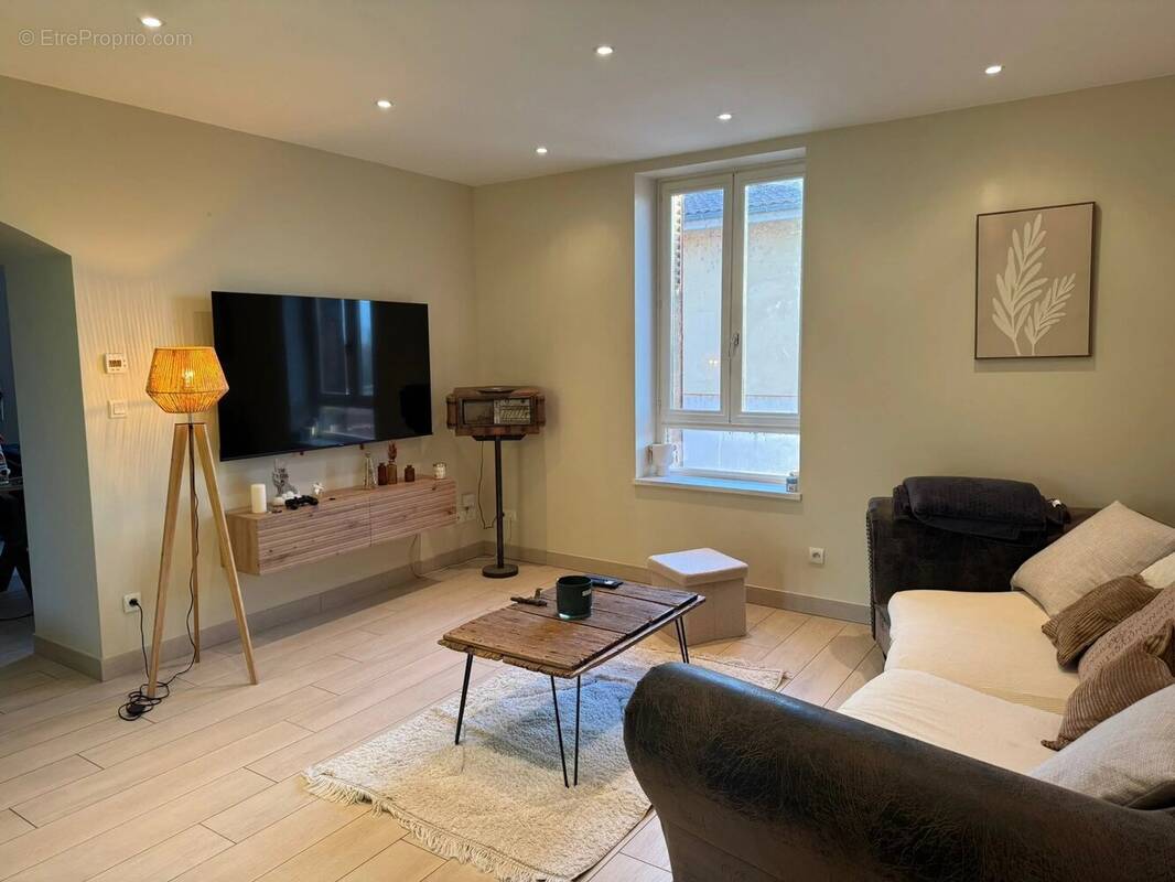 Appartement à MONTROND-LES-BAINS