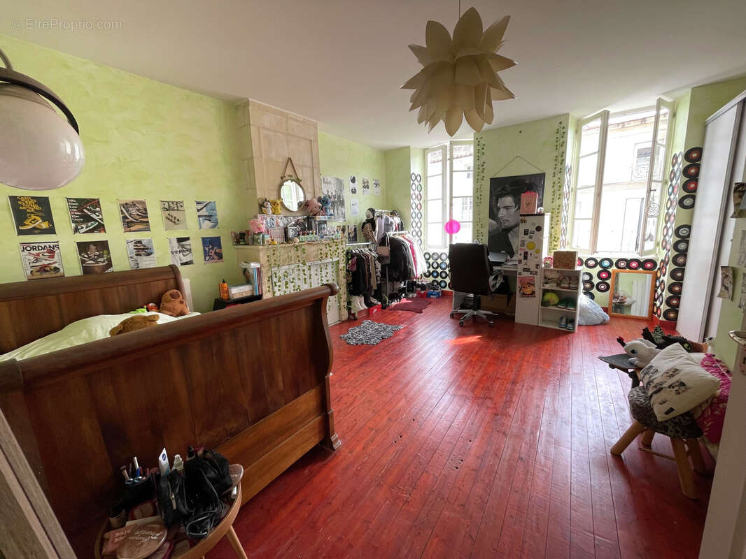 Commerce à SAINT-SAVINIEN