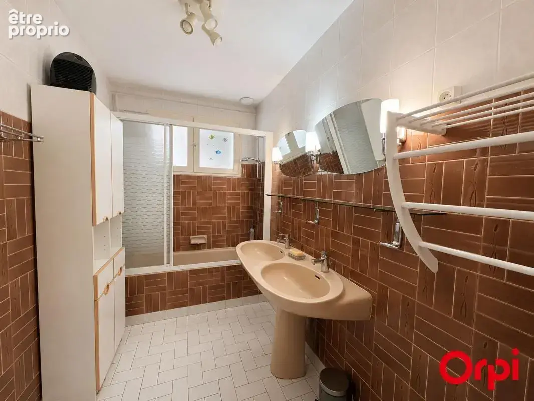 Maison familiale avec 4 chambres, véranda, grand jardin et 3 garages - photo 8