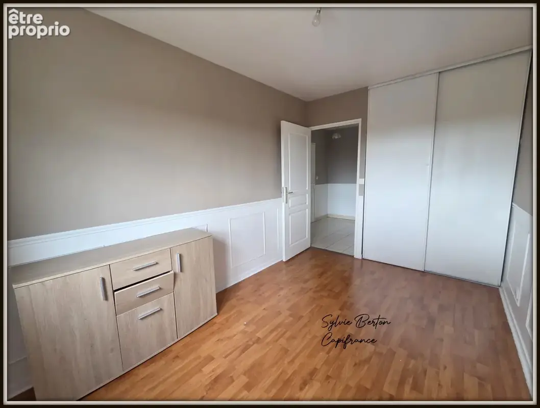 VAUJOURS - Appartement T3 de 72 m3 avec balcon, box et place de parking - photo 7