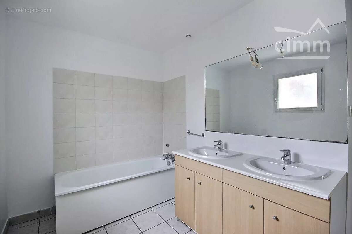 Maison à SAINT-THIBAULT-DES-VIGNES