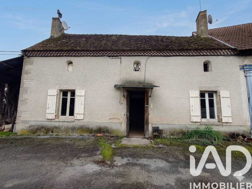 Photo 1 - Maison à LUSSAC-LES-EGLISES